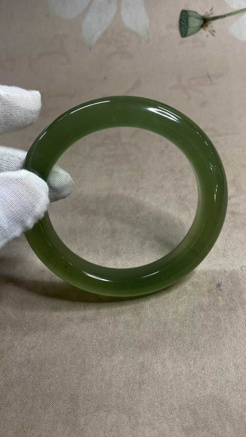 Gelang giok Xiuyan yang indah, hijau penuh dengan zamrud mengambang, diameter dalam: 61,7 mm, lebar tepi: 12,9 mm. Semua batu terbentuk secara alami. Biaya pengiriman dan pajak sudah termasuk.