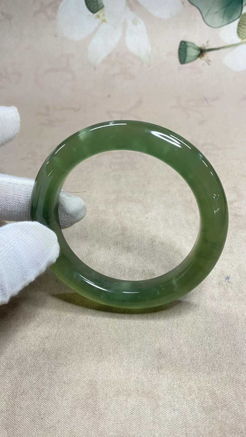 Gelang giok Xiuyan yang indah, hijau penuh dengan zamrud mengambang, diameter dalam: 59,3 mm, lebar tepi: 12,6 mm. Semua batu alam terbentuk secara alami. Biaya pengiriman dan pajak sudah termasuk.