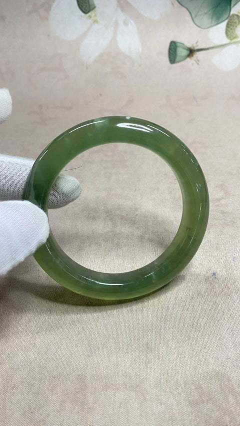 Gelang giok Xiuyan yang indah, hijau penuh dengan zamrud mengambang, diameter dalam: 59,3 mm, lebar tepi: 12,6 mm. Semua batu alam terbentuk secara alami. Biaya pengiriman dan pajak sudah termasuk.