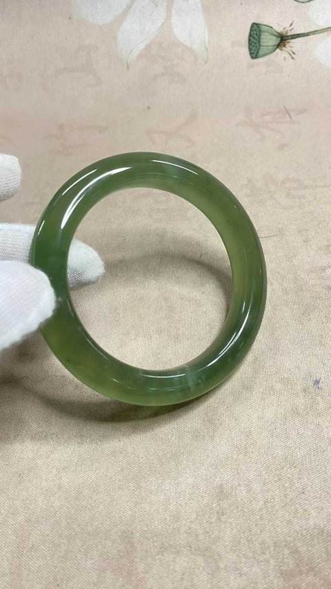 Gelang giok Xiuyan yang indah, hijau penuh dengan zamrud mengambang, diameter dalam: 59,3 mm, lebar tepi: 12,6 mm. Semua batu alam terbentuk secara alami. Biaya pengiriman dan pajak sudah termasuk.