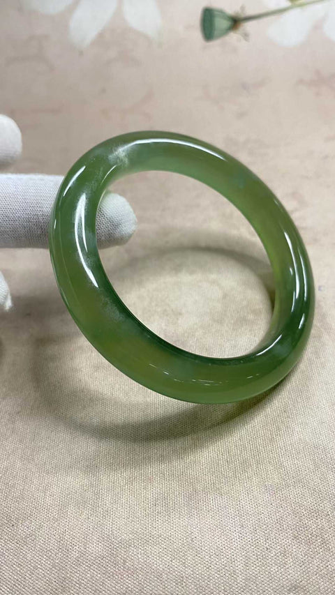 Gelang giok Xiuyan yang indah, hijau penuh dengan zamrud mengambang, diameter dalam: 58,3 mm, lebar tepi: 11,1 mm. Semua batu terbentuk secara alami. Biaya pengiriman dan pajak sudah termasuk.
