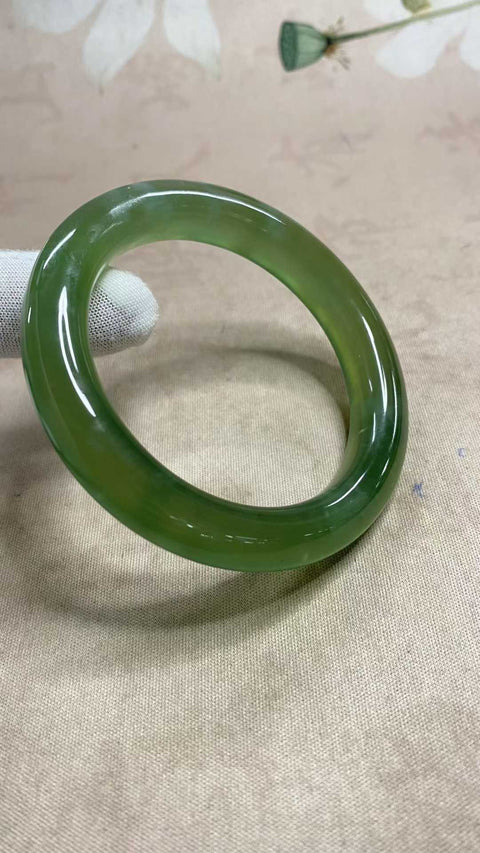 Gelang giok Xiuyan yang indah, hijau penuh dengan zamrud mengambang, diameter dalam: 58,3 mm, lebar tepi: 11,1 mm. Semua batu terbentuk secara alami. Biaya pengiriman dan pajak sudah termasuk.