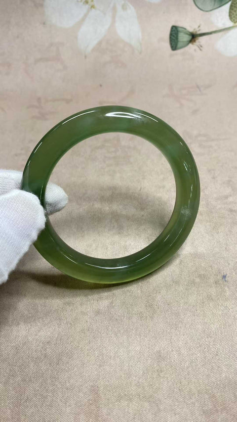 Gelang giok Xiuyan yang indah, hijau penuh dengan zamrud mengambang, diameter dalam: 58,3 mm, lebar tepi: 11,1 mm. Semua batu terbentuk secara alami. Biaya pengiriman dan pajak sudah termasuk.