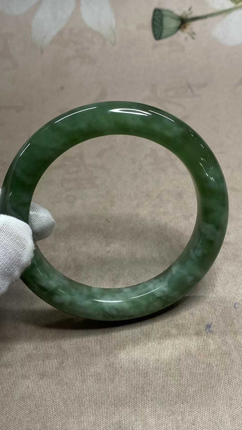 Gelang giok Xiuyan yang indah, hijau penuh dengan zamrud mengambang, diameter dalam: 58,2 mm, lebar tepi: 11,8 mm. Semua batu terbentuk secara alami. Biaya pengiriman dan pajak sudah termasuk.