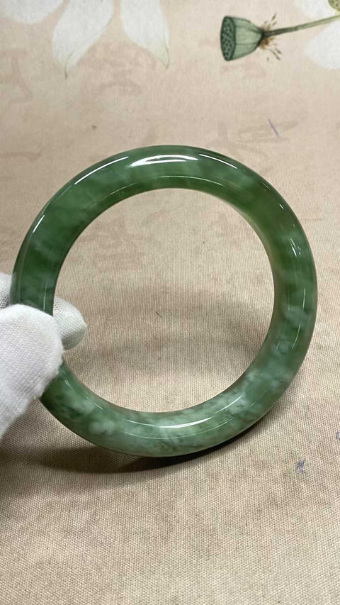 Gelang giok Xiuyan yang indah, hijau penuh dengan zamrud mengambang, diameter dalam: 58,2 mm, lebar tepi: 11,8 mm. Semua batu terbentuk secara alami. Biaya pengiriman dan pajak sudah termasuk.