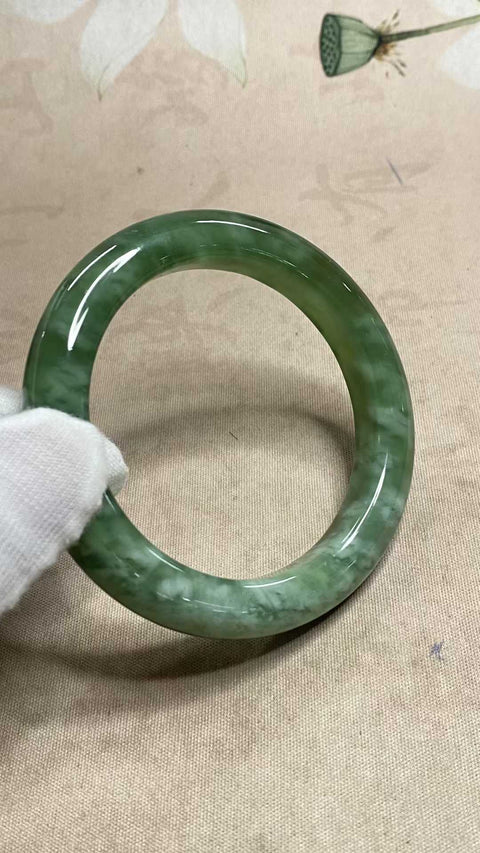 Gelang giok Xiuyan yang indah, hijau penuh dengan zamrud mengambang, diameter dalam: 58,2 mm, lebar tepi: 11,8 mm. Semua batu terbentuk secara alami. Biaya pengiriman dan pajak sudah termasuk.