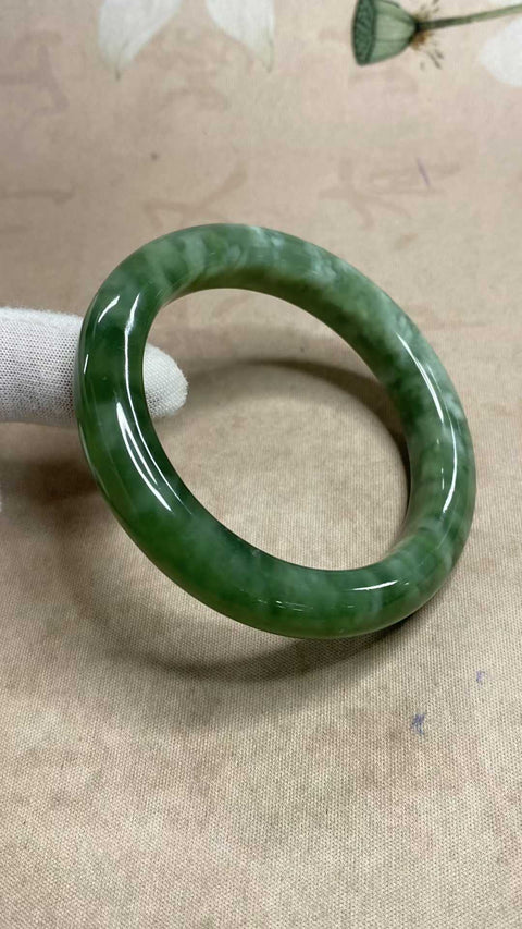 Gelang giok Xiuyan yang indah, hijau penuh dengan zamrud mengambang, diameter dalam: 58,2 mm, lebar tepi: 11,8 mm. Semua batu terbentuk secara alami. Biaya pengiriman dan pajak sudah termasuk.