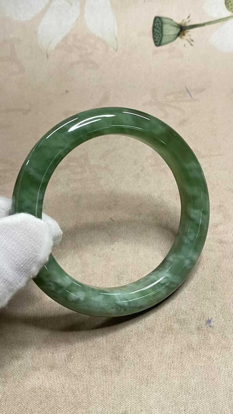 Gelang giok Xiuyan yang indah, hijau penuh dengan zamrud mengambang, diameter dalam: 58,2 mm, lebar tepi: 11,8 mm. Semua batu terbentuk secara alami. Biaya pengiriman dan pajak sudah termasuk.