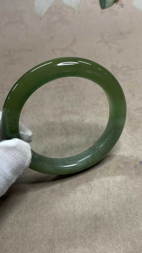 Gelang giok Xiuyan yang indah, hijau penuh dengan zamrud mengambang, diameter dalam: 56,7 mm, lebar tepi: 11,9 mm. Semua batu terbentuk secara alami. Biaya pengiriman dan pajak sudah termasuk.