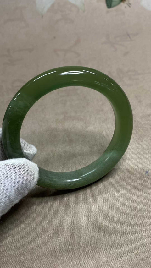 Gelang giok Xiuyan yang indah, hijau penuh dengan zamrud mengambang, diameter dalam: 56,7 mm, lebar tepi: 11,9 mm. Semua batu terbentuk secara alami. Biaya pengiriman dan pajak sudah termasuk.