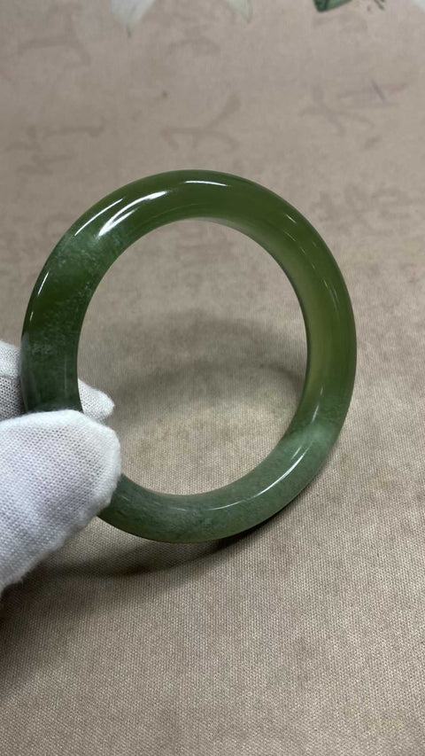 Gelang giok Xiuyan yang indah, hijau penuh dengan zamrud mengambang, diameter dalam: 56,7 mm, lebar tepi: 11,9 mm. Semua batu terbentuk secara alami. Biaya pengiriman dan pajak sudah termasuk.
