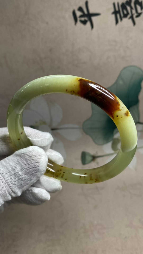 Gelang giok Xiuyan multi-warna yang indah, diameter dalam: 65,7 mm, lebar tepi: 11 mm. Semua batu terbentuk secara alami. Biaya pengiriman dan pajak sudah termasuk.