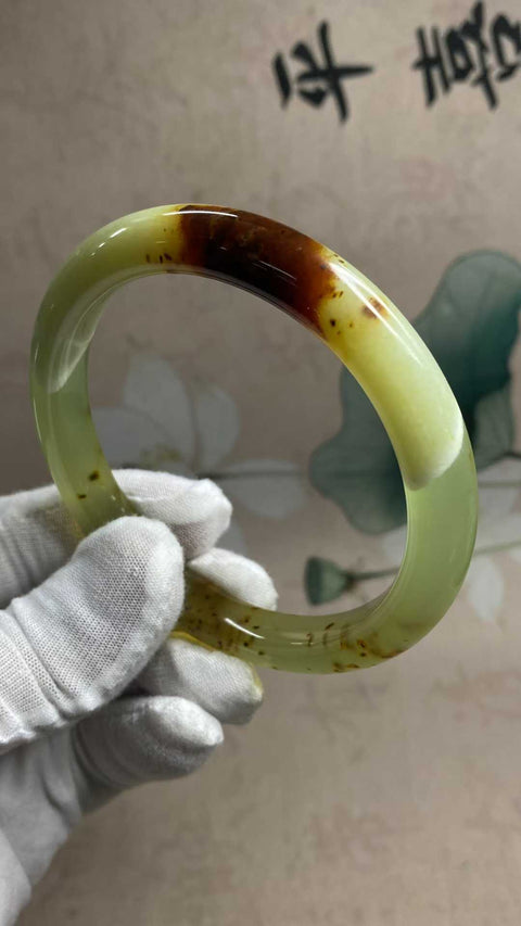 Gelang giok Xiuyan multi-warna yang indah, diameter dalam: 65,7 mm, lebar tepi: 11 mm. Semua batu terbentuk secara alami. Biaya pengiriman dan pajak sudah termasuk.