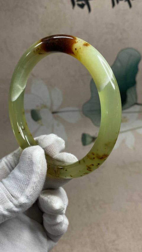 Gelang giok Xiuyan multi-warna yang indah, diameter dalam: 65,7 mm, lebar tepi: 11 mm. Semua batu terbentuk secara alami. Biaya pengiriman dan pajak sudah termasuk.