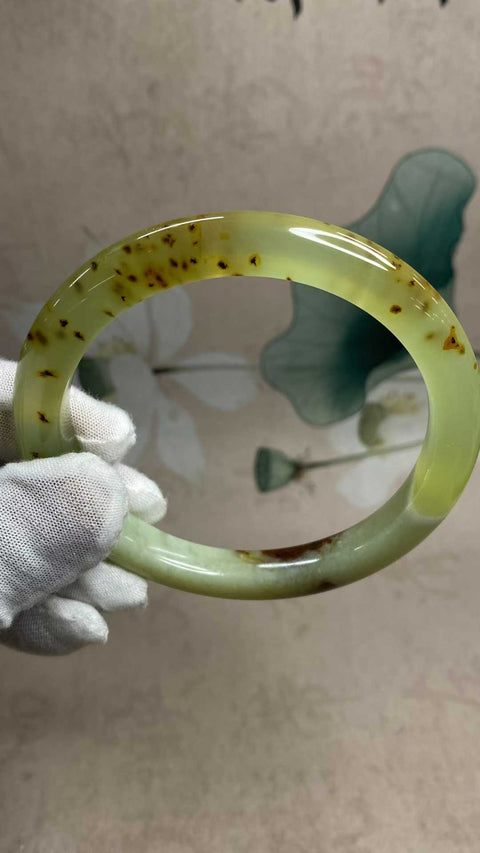 Gelang giok Xiuyan multi-warna yang indah, diameter dalam: 65,7 mm, lebar tepi: 11 mm. Semua batu terbentuk secara alami. Biaya pengiriman dan pajak sudah termasuk.