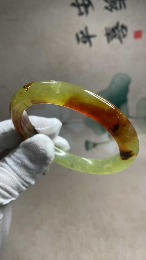 Gelang giok Xiuyan multi-warna yang indah, diameter dalam: 61,1 mm, lebar tepi: 11 mm. Semua batu terbentuk secara alami. Biaya pengiriman dan pajak sudah termasuk.