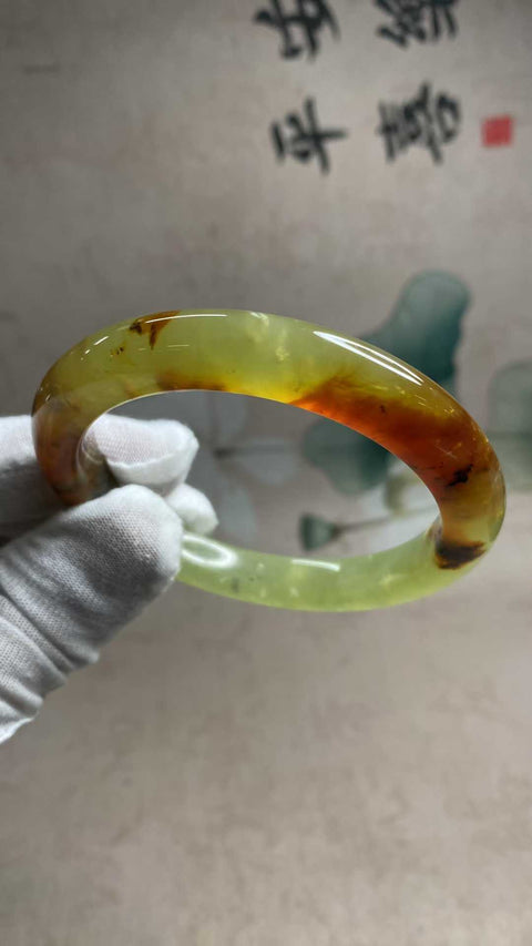 Gelang giok Xiuyan multi-warna yang indah, diameter dalam: 61,1 mm, lebar tepi: 11 mm. Semua batu terbentuk secara alami. Biaya pengiriman dan pajak sudah termasuk.