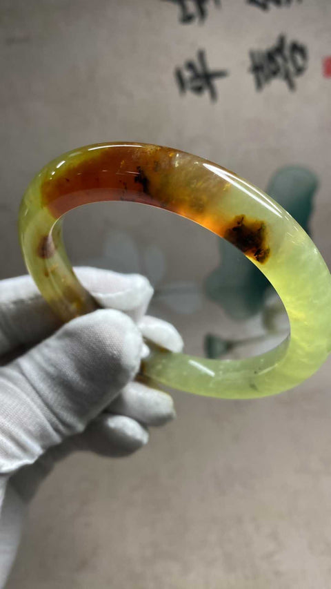 Gelang giok Xiuyan multi-warna yang indah, diameter dalam: 61,1 mm, lebar tepi: 11 mm. Semua batu terbentuk secara alami. Biaya pengiriman dan pajak sudah termasuk.