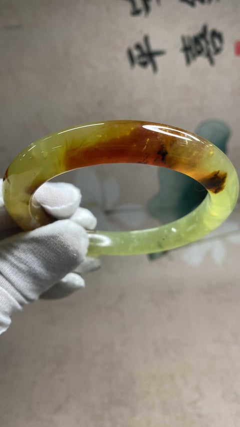 Gelang giok Xiuyan multi-warna yang indah, diameter dalam: 61,1 mm, lebar tepi: 11 mm. Semua batu terbentuk secara alami. Biaya pengiriman dan pajak sudah termasuk.