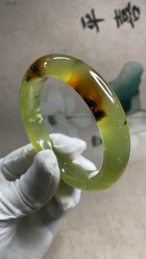 Gelang giok Xiuyan multi-warna yang indah, diameter dalam: 60,1 mm, lebar tepi: 14,3 mm. Semua batu terbentuk secara alami. Biaya pengiriman dan pajak sudah termasuk.