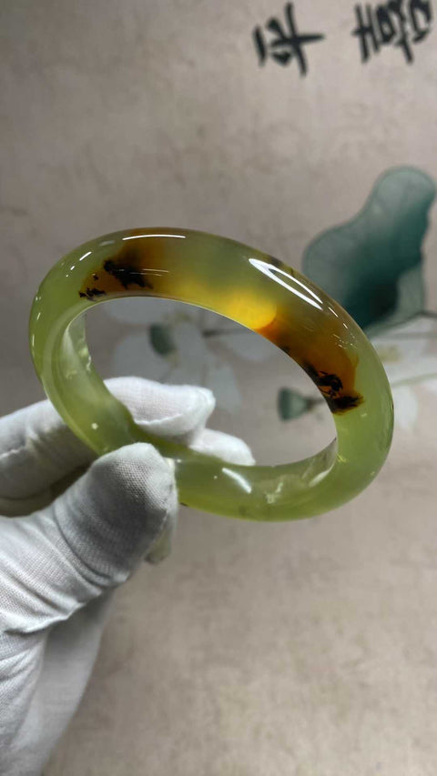 Gelang giok Xiuyan multi-warna yang indah, diameter dalam: 60,1 mm, lebar tepi: 14,3 mm. Semua batu terbentuk secara alami. Biaya pengiriman dan pajak sudah termasuk.