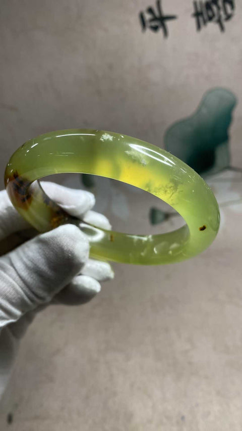 Gelang giok Xiuyan multi-warna yang indah, diameter dalam: 60,1 mm, lebar tepi: 14,3 mm. Semua batu terbentuk secara alami. Biaya pengiriman dan pajak sudah termasuk.