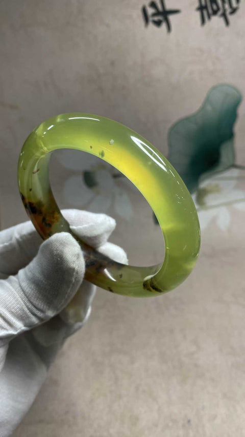 Gelang giok Xiuyan multi-warna yang indah, diameter dalam: 60,1 mm, lebar tepi: 14,3 mm. Semua batu terbentuk secara alami. Biaya pengiriman dan pajak sudah termasuk.