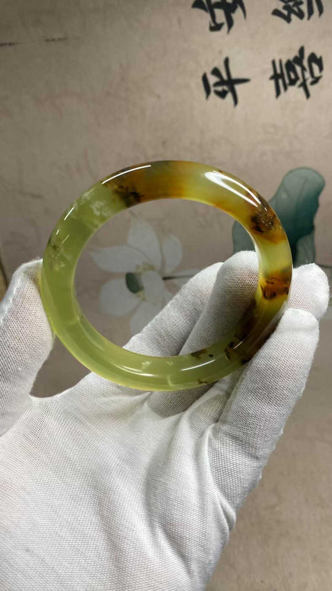 Gelang giok Xiuyan multi-warna yang indah, diameter dalam: 58,6 mm, lebar tepi: 13,3 mm. Semua batu terbentuk secara alami. Biaya kirim dan pajak sudah termasuk.