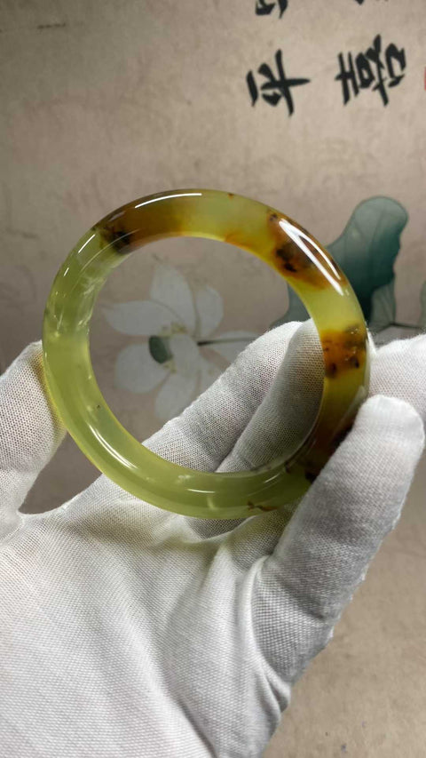 Gelang giok Xiuyan multi-warna yang indah, diameter dalam: 58,6 mm, lebar tepi: 13,3 mm. Semua batu terbentuk secara alami. Biaya kirim dan pajak sudah termasuk.