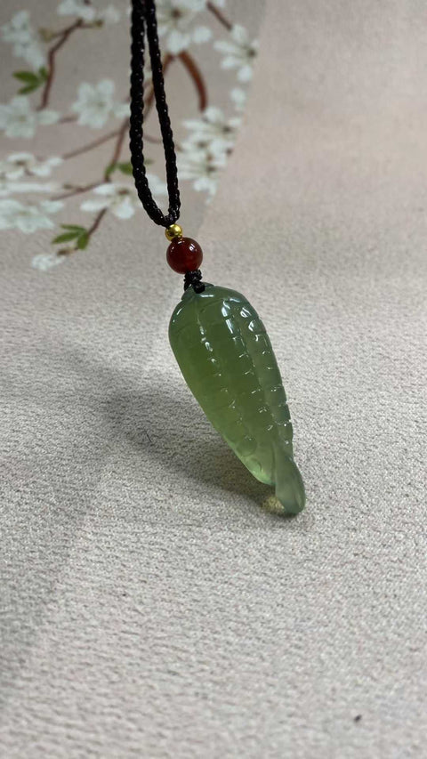 Semoga Anda mendapatkan kedamaian dan kemakmuran setiap tahun: Liontin giok Xiuyan yang indah berwarna hijau penuh—jagung 🌽, melambangkan keberuntungan. Ukuran: 42 x 16 mm. Biaya pengiriman dan pajak sudah termasuk.