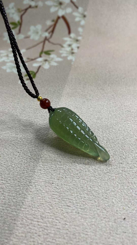 Semoga Anda mendapatkan kedamaian dan kemakmuran setiap tahun: Liontin giok Xiuyan yang indah berwarna hijau penuh—jagung 🌽, melambangkan keberuntungan. Ukuran: 42 x 16 mm. Biaya pengiriman dan pajak sudah termasuk.