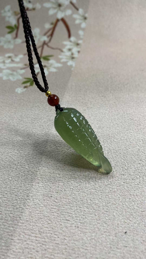 Semoga Anda mendapatkan kedamaian dan kemakmuran setiap tahun: Liontin giok Xiuyan yang indah berwarna hijau penuh—jagung 🌽, melambangkan keberuntungan. Ukuran: 42 x 16 mm. Biaya pengiriman dan pajak sudah termasuk.