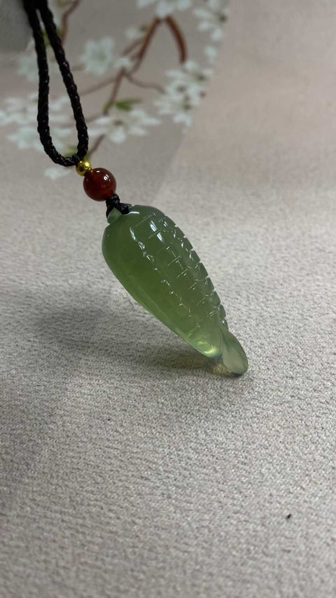 Semoga Anda mendapatkan kedamaian dan kemakmuran setiap tahun: Liontin giok Xiuyan yang indah berwarna hijau penuh—jagung 🌽, melambangkan keberuntungan. Ukuran: 42 x 16 mm. Biaya pengiriman dan pajak sudah termasuk.