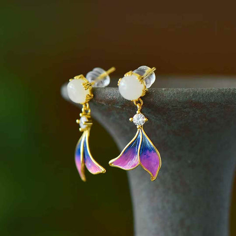 8111-2# 925 perak bertatahkan giok Hetian (6*6), anting-anting enamel ekor ikan berbentuk drum bulat dari giok putih, gioknya hangat dan halus, desainnya baru dan unik, termasuk biaya pengiriman dan pajak.