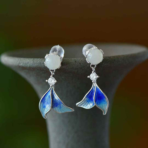 8111-2# 925 perak bertatahkan giok Hetian (6*6), anting-anting enamel ekor ikan berbentuk drum bulat dari giok putih, gioknya hangat dan halus, desainnya baru dan unik, termasuk biaya pengiriman dan pajak.