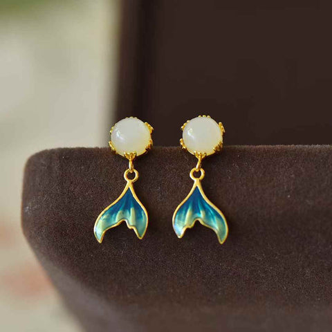 8117-2# 925 perak bertatahkan giok Hetian (6*6), anting enamel ekor ikan berbentuk drum bundar dari giok putih. Gioknya hangat dan halus, desainnya unik dan baru. Biaya pengiriman dan pajak sudah termasuk.