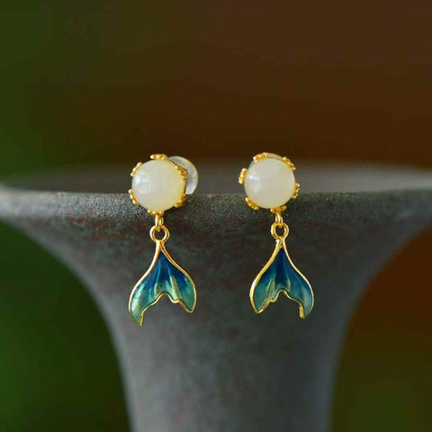 8117-2# 925 perak bertatahkan giok Hetian (6*6), anting enamel ekor ikan berbentuk drum bundar dari giok putih. Gioknya hangat dan halus, desainnya unik dan baru. Biaya pengiriman dan pajak sudah termasuk.