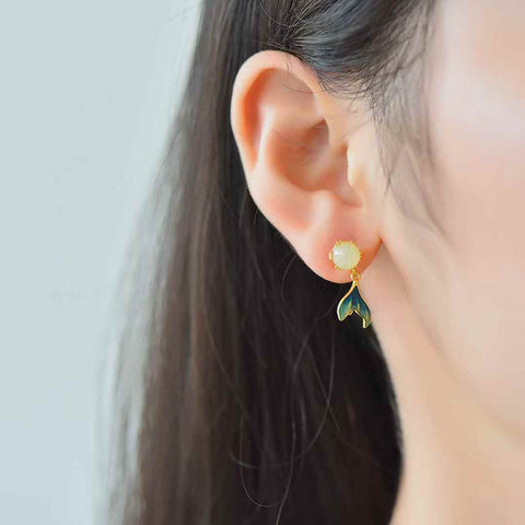 8117-2# 925 perak bertatahkan giok Hetian (6*6), anting enamel ekor ikan berbentuk drum bundar dari giok putih. Gioknya hangat dan halus, desainnya unik dan baru. Biaya pengiriman dan pajak sudah termasuk.