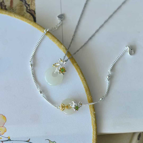 Gelang dan liontin perak sterling 925 berhiaskan dua belas dewa giok ini dirancang unik dan memiliki makna keberuntungan. Biaya pengiriman dan pajak sudah termasuk.