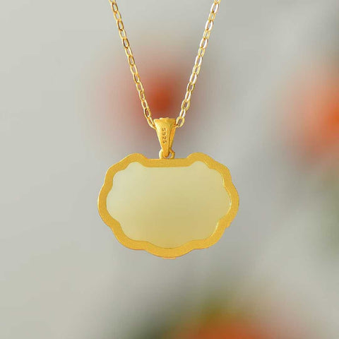 Liontin teratai bayi giok Hetian bertatahkan perak sterling 925 26683-6#. Desain unik, warna cerah, dan tampilan yang menarik. Tekstur gioknya halus dan padat. Biaya pengiriman dan pajak sudah termasuk.