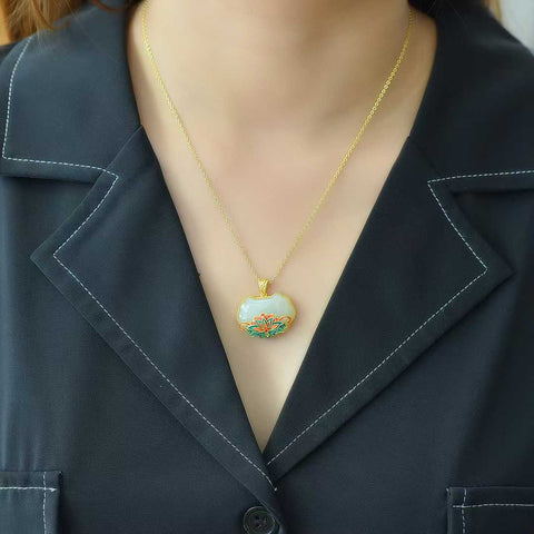 Liontin teratai bayi giok Hetian bertatahkan perak sterling 925 26683-6#. Desain unik, warna cerah, dan tampilan yang menarik. Tekstur gioknya halus dan padat. Biaya pengiriman dan pajak sudah termasuk.