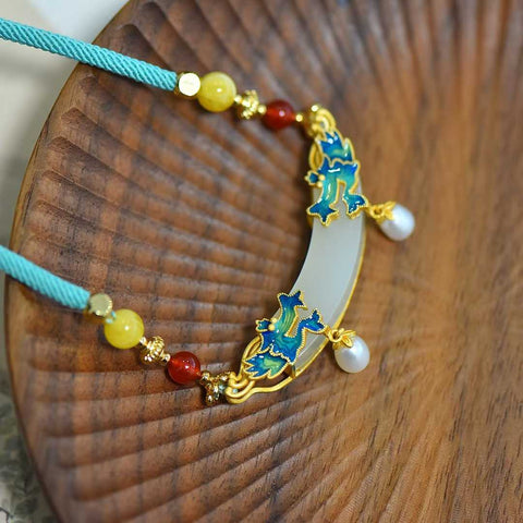 Liontin perak 925 Yt26567-6# bertahtakan giok Hetian, menampilkan dua naga bermain dengan mutiara. Desainnya stylish dan indah, elegan dikenakan. Biaya kirim dan pajak sudah termasuk.