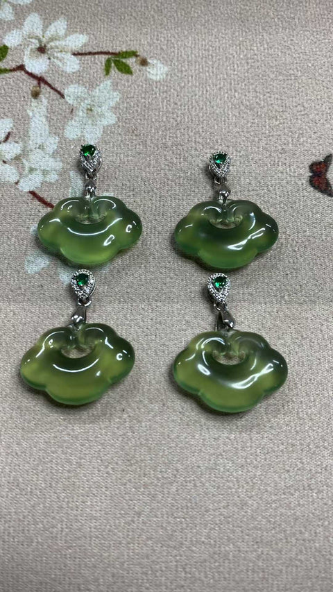 Awan Keberuntungan dan Ruyi: Liontin giok Xiuyan yang indah, berwarna hijau penuh, melambangkan keberuntungan dan segala sesuatunya berjalan lancar. Ukuran: 28 x 20 mm. Biaya pengiriman dan pajak sudah termasuk.