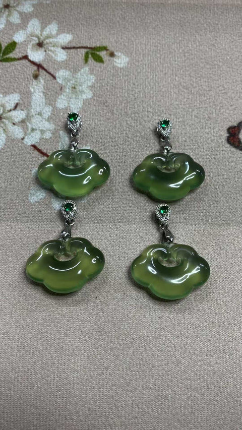 Awan Keberuntungan dan Ruyi: Liontin giok Xiuyan yang indah, berwarna hijau penuh, melambangkan keberuntungan dan segala sesuatunya berjalan lancar. Ukuran: 28 x 20 mm. Biaya pengiriman dan pajak sudah termasuk.