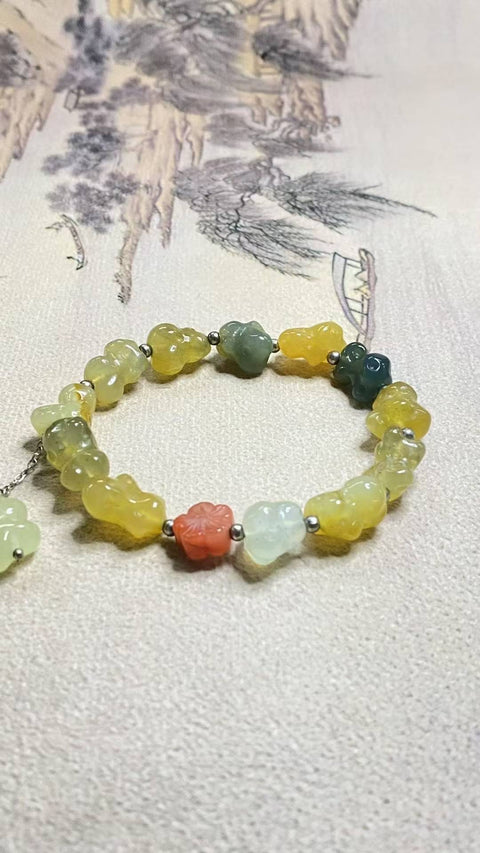 Bunga giok Xiuyan yang indah—batu Taihu yang berwarna-warni, gelang wanita, dipasangkan dengan aksesori batu akik merah, termasuk biaya kirim dan pajak.