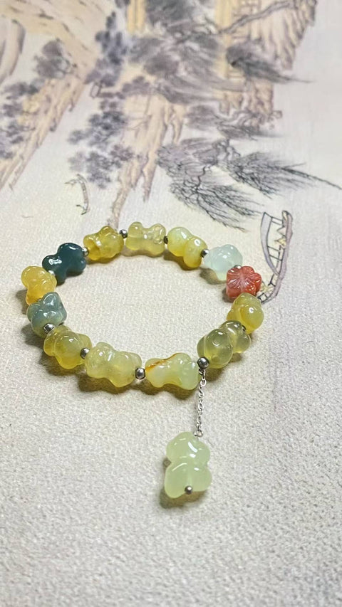 Bunga giok Xiuyan yang indah—batu Taihu yang berwarna-warni, gelang wanita, dipasangkan dengan aksesori batu akik merah, termasuk biaya kirim dan pajak.