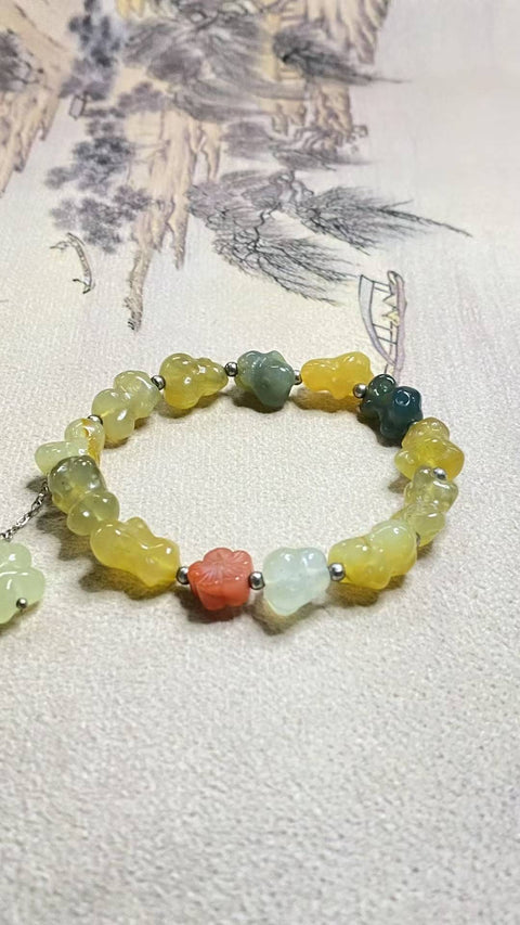 Bunga giok Xiuyan yang indah—batu Taihu yang berwarna-warni, gelang wanita, dipasangkan dengan aksesori batu akik merah, termasuk biaya kirim dan pajak.