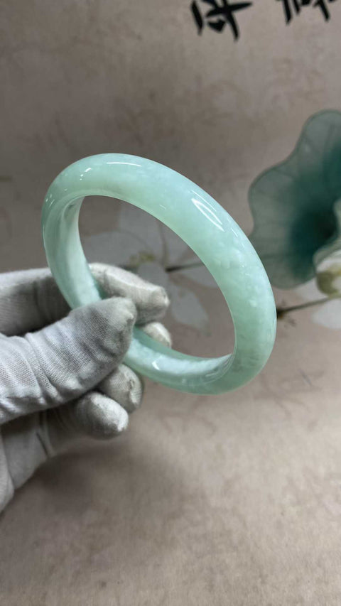 Gelang giok Xiuyan yang indah—biru langit dan tembus cahaya, lebar sedang, diameter dalam: 62,2 mm, lebar samping: 13 mm, termasuk biaya pengiriman dan pajak.