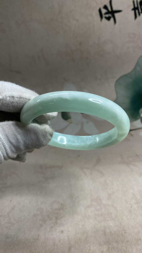 Gelang giok Xiuyan yang indah—biru langit dan tembus cahaya, lebar sedang, diameter dalam: 62,2 mm, lebar samping: 13 mm, termasuk biaya pengiriman dan pajak.