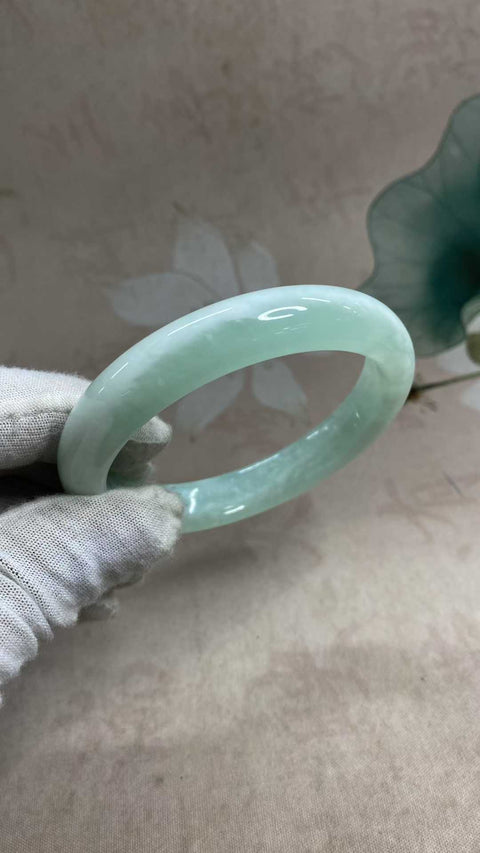 Gelang giok Xiuyan yang indah—biru langit dan tembus cahaya, lebar sedang, diameter dalam: 62,2 mm, lebar samping: 13 mm, termasuk biaya pengiriman dan pajak.